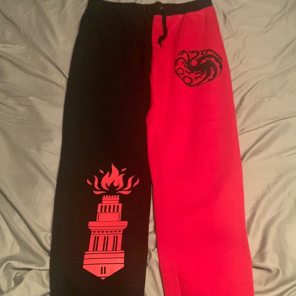 House Of The Dragon split red/black jogger sweatpants size small, like new